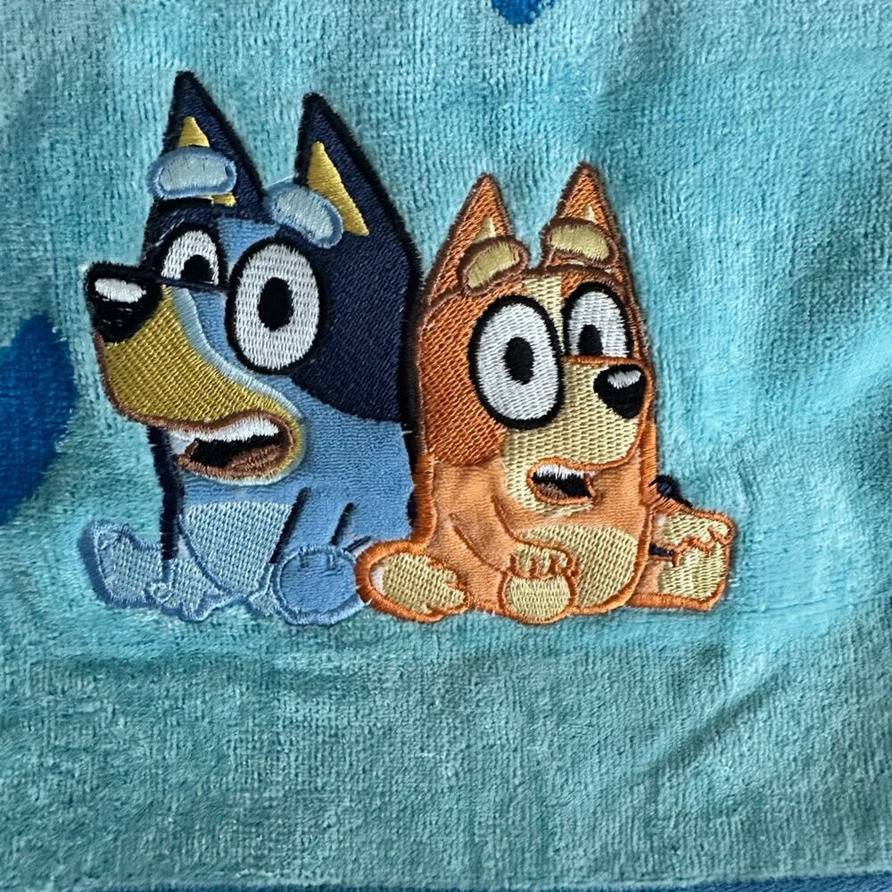 Bluey and Bingo Beach Towel Fun for Pool Time or Bathtime!  NWT
